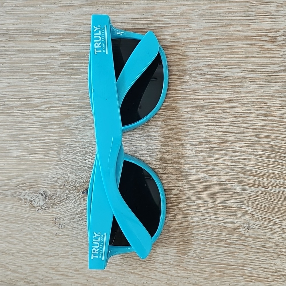 NWOT Truly Hard Seltzer Unisex Sunglasses